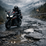 Moto y carretera en mal estado