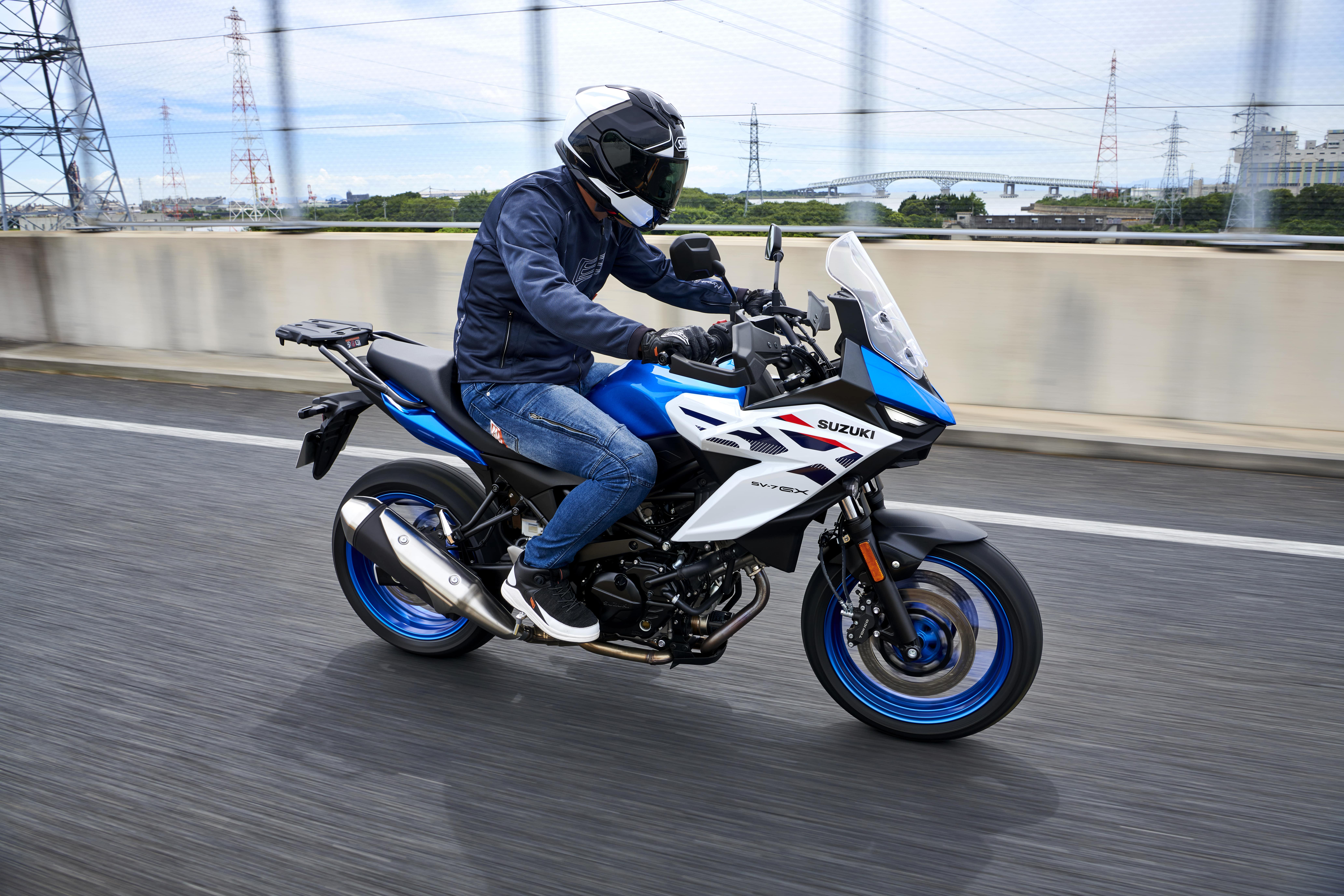 Piloto Suzuki en carretera.