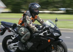 Motorista con equipo de seguridad legal.