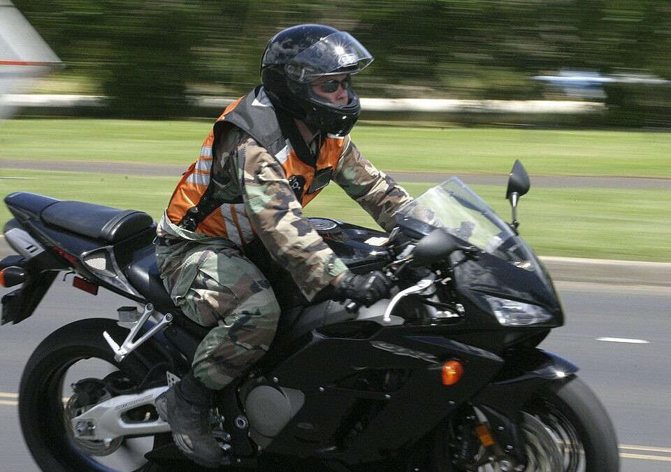 Motorista con equipo de seguridad legal.