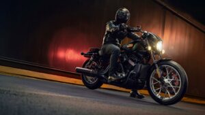 Harley-Davidson Nightster 2026 circulando por una carretera